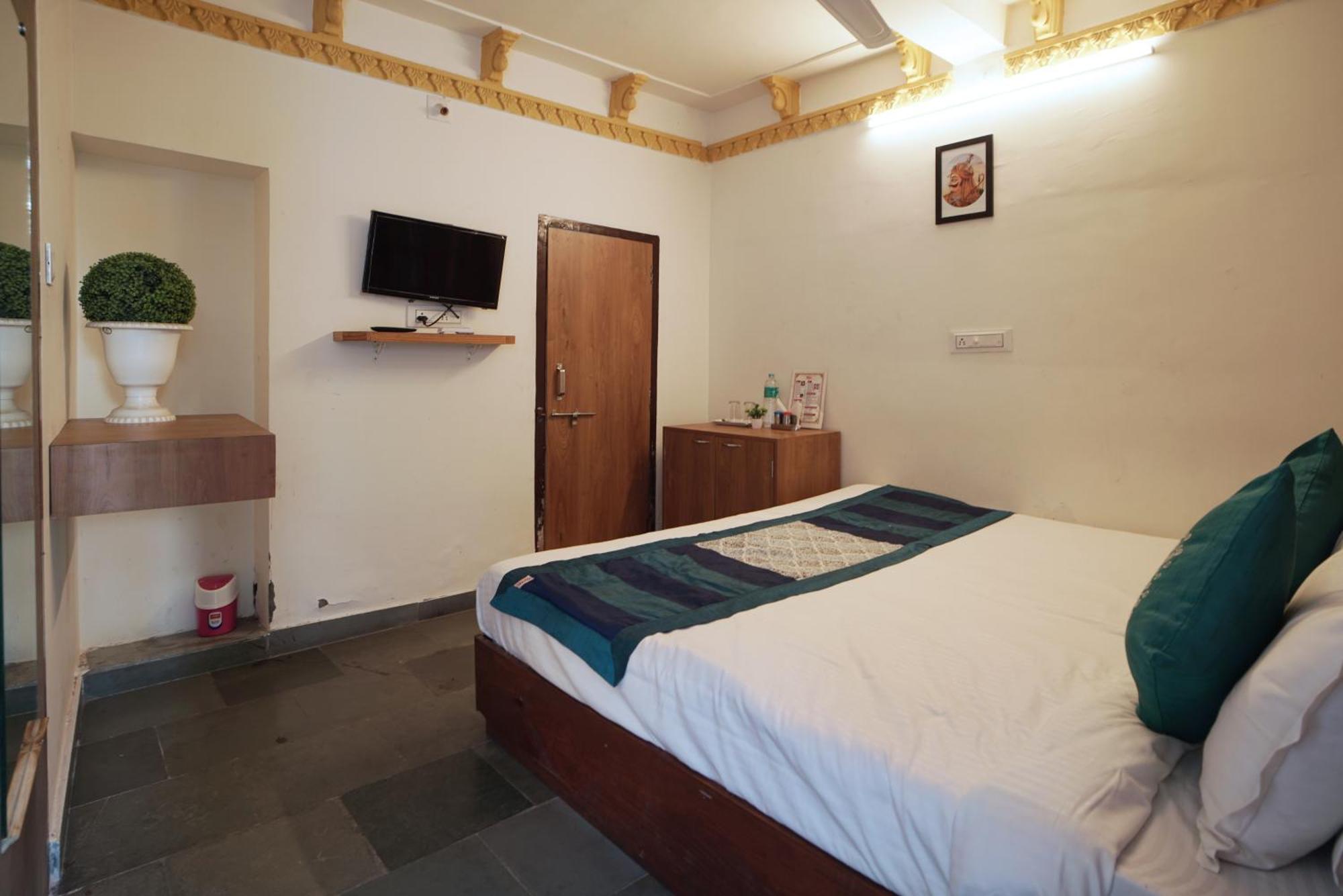 Hotel Ambavgarh Palace Udaipur Bagian luar foto